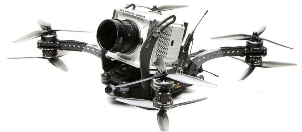 電影拍攝多數是用行內稱為 FPV Drone 或 Cinema FPV，再裝上電影用的專業攝錄機進行拍攝。