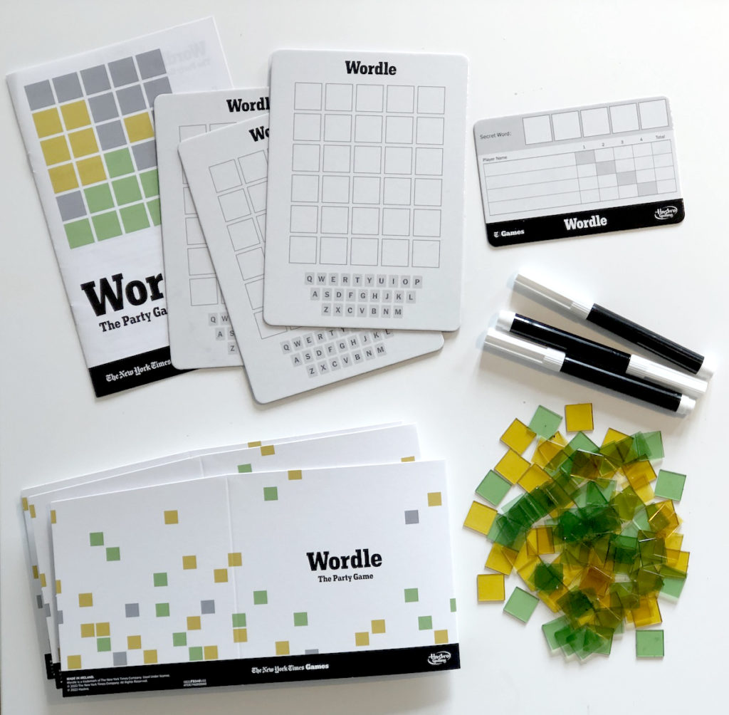 遊戲內有多種道具，包括估字卡板、提示膠片、可抹水筆等。