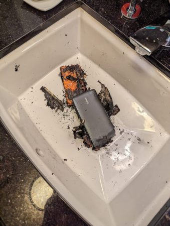 有用戶亦在 Amazon 貼出照片，指電池在閒置時突然著火，幸而他的妻子快速反應，以毛巾將電池撥到地上並撲熄火舌。