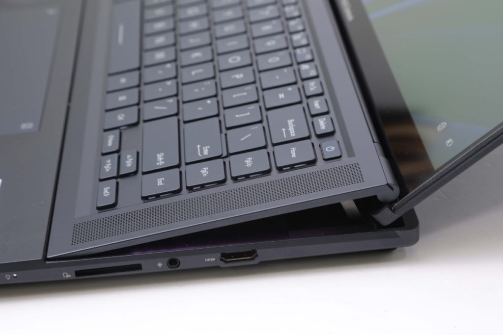 ASS Ultra 設計會將鍵盤面提高，增加散熱空間。