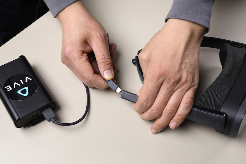 在眼鏡模式時以右邊眼鏡臂的 USB-C 連接流動電池來供電。