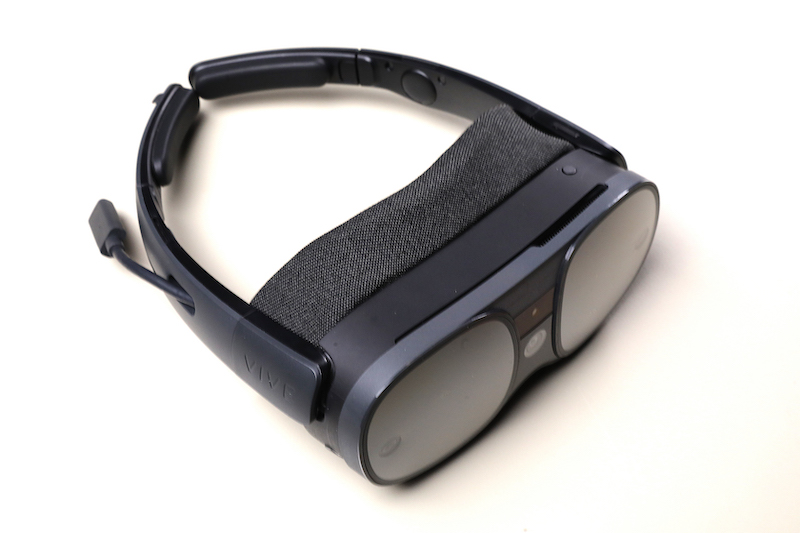 VIVE XR Elite 還可以拆除後置電池，裝上眼鏡臂當眼鏡來使用，令眼罩更為輕巧。