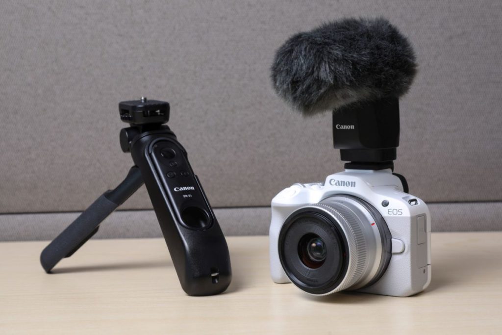 Canon 為方便 Vlog 及影片拍攝，特別推出三腳架手柄 HG-100TBR 及指向性立體聲麥克風 DM-E1D