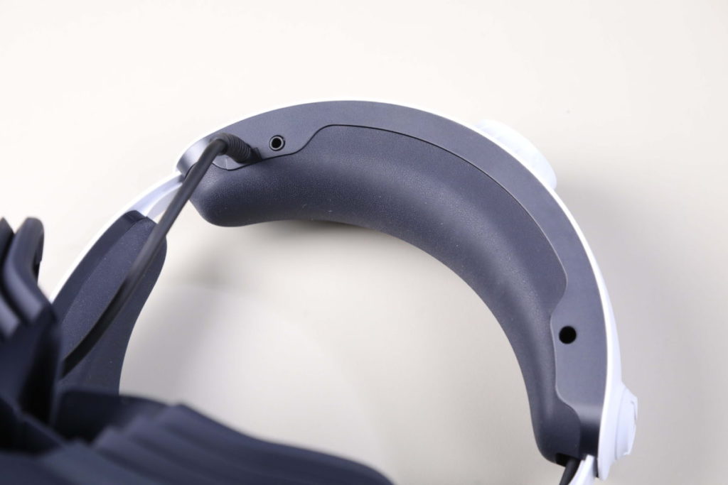 在眼罩背後有一個 3.5mm 插口與該附送耳機的專用固定扣。