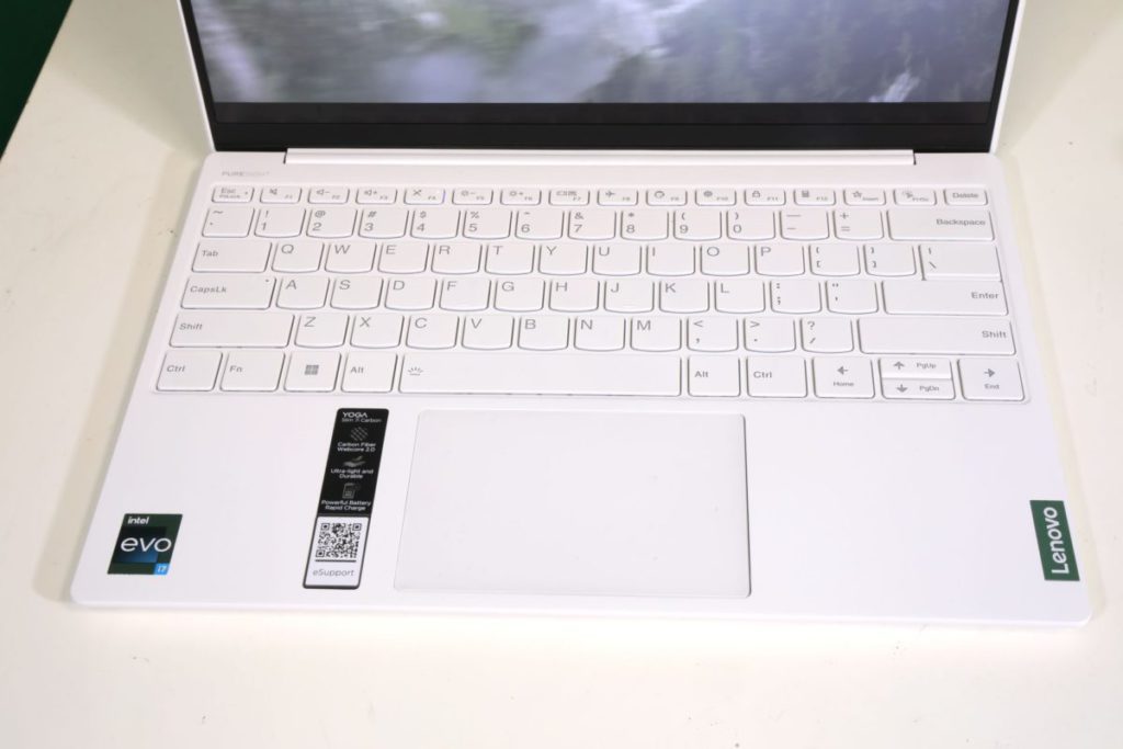 鍵盤相當好打，觸鍵感比得上 ThinkPad 商務筆電