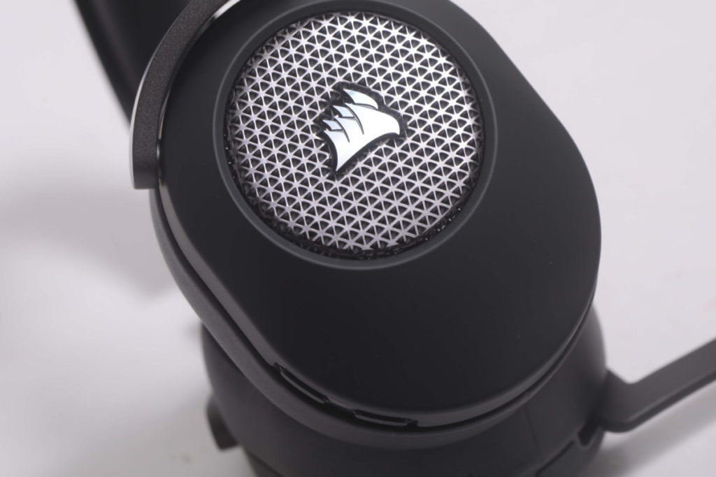 網狀格柵耳杯是 HS65 的特徵之一。