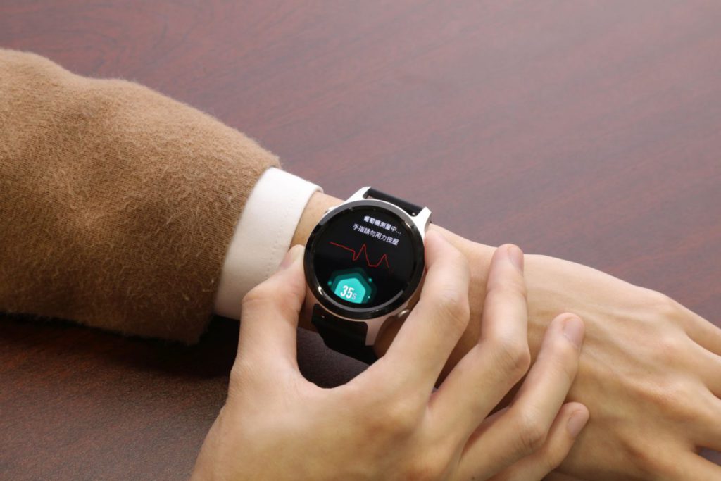 DynasynQ 是市場上首款採用無創葡萄糖監測技術的智能手錶