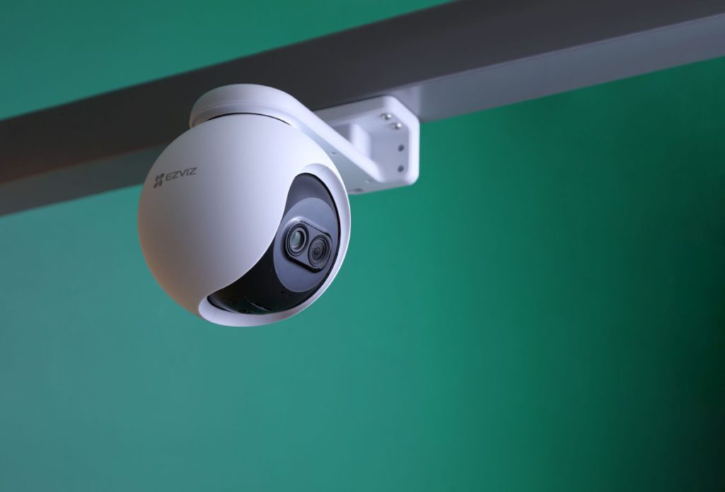 EZVIZ C8PF 雲台攝影機，是市場上少數採用雙鏡設計的家居用網絡攝影機