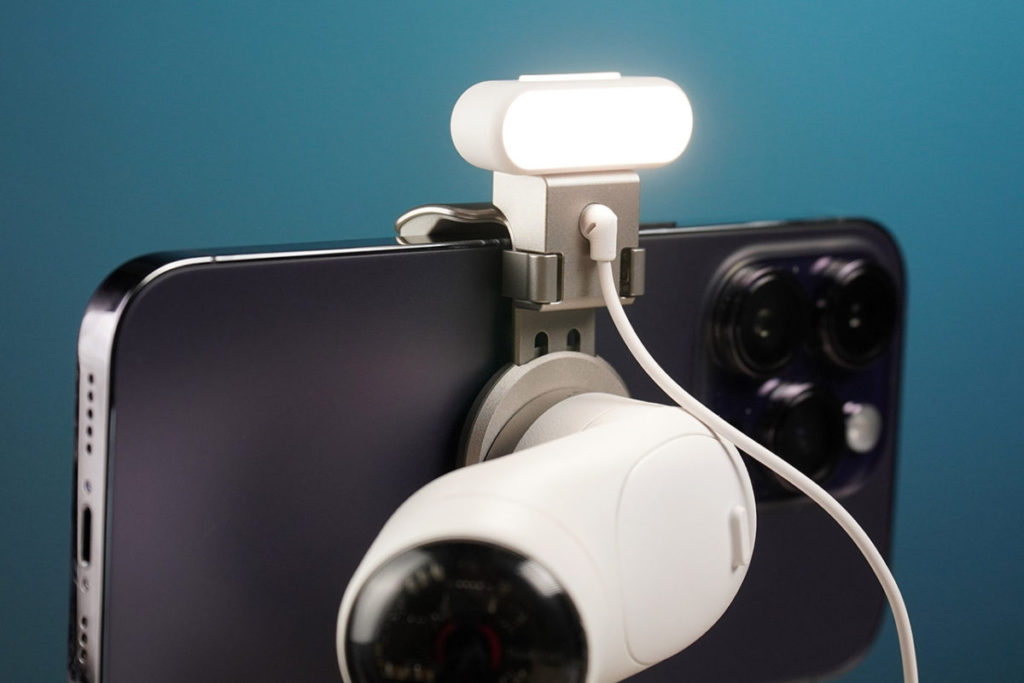 Creator Kit 版本附送補光燈，可直接裝上磁吸式手機夾上使用。