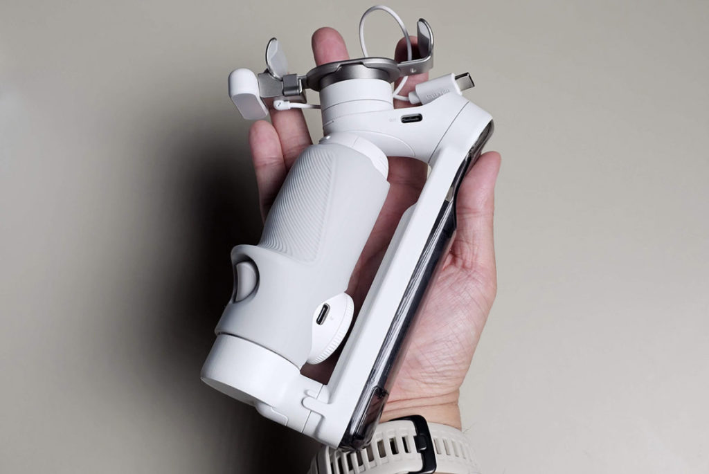 Insta360 Flow 小型化手柄加上修長的臂位部份，摺起來體積大概是一隻成年人手掌大小左右。