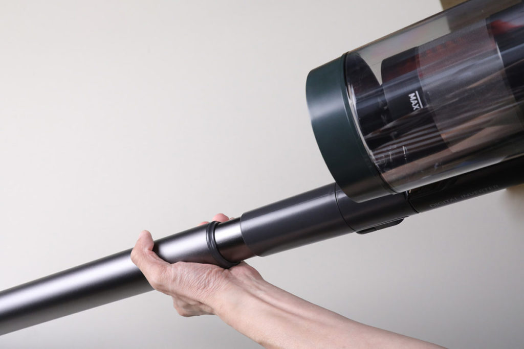 吸塵機的吸管可作三種長度調較，個子高的用家就不用烏低身使用，相當貼心的設計。