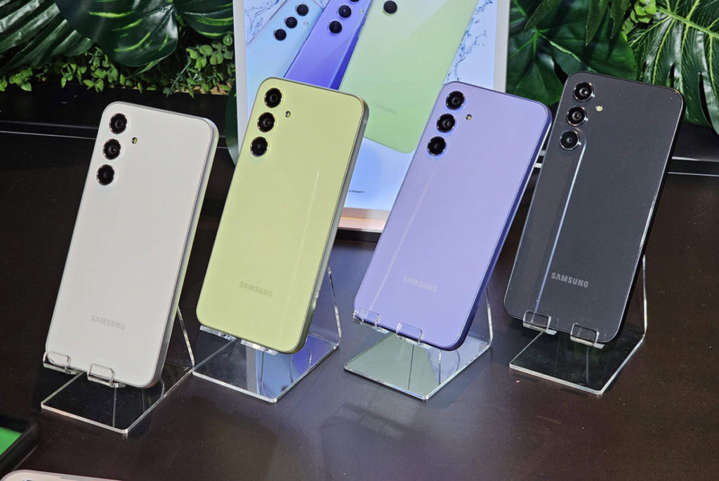 Samsung A54 5G 四種顏色：琉璃紫、琉璃青、琉璃白及琉璃黑。