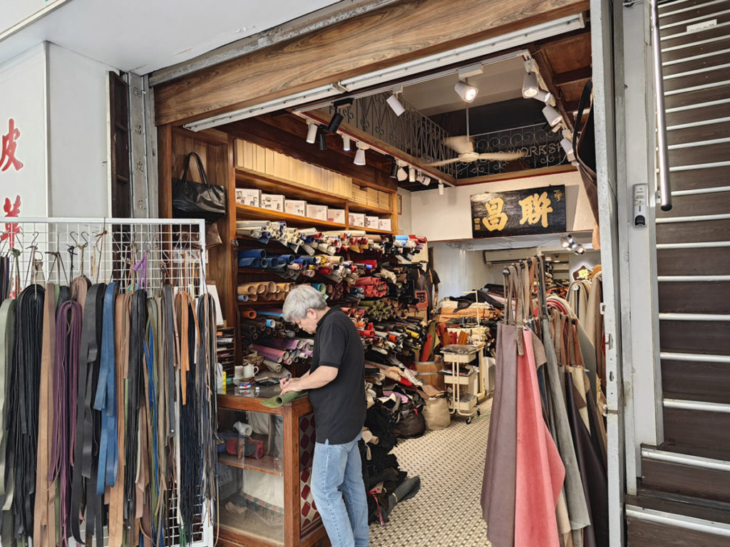 其實大南街在香港工業最鼎盛的時期，周圍開了不少製皮廠、布廠和飾品工廠，如今仍有幾家與皮革有關的店舖仍然營業。