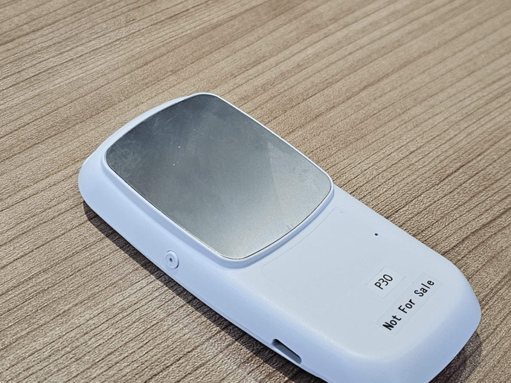 Sony Reon Pocket 4 同樣以金屬片為用戶作散熱或保溫。