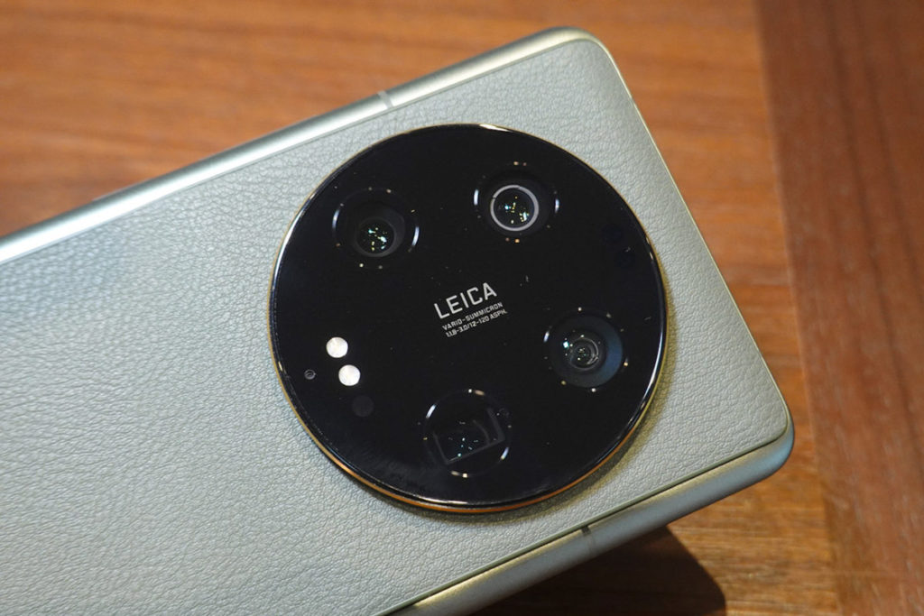 最注目當然是搭載全焦段、使用 Leica Vario-Summicron 光學技術的四鏡頭系統。主鏡繼續使用 1吋、50MP 的 Sony IMX989 感光元件，更內置 f/1.9 與 f/4 兩段式可變光圈。
