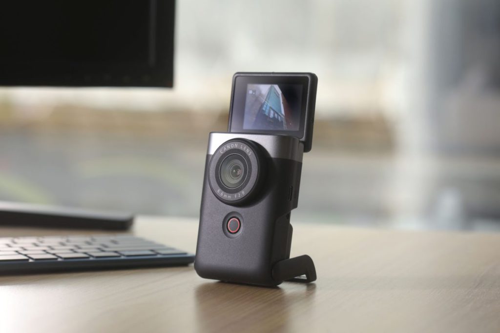 PowerShot V10，是一款針對 Vlog 及 Snap 拍攝的超輕便相機，機身僅重 211g，和 iPhone 14 Pro 相約。