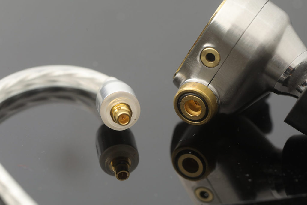 採用定製鈹銅合金 MMCX接口，耳機上的排氣孔為黃銅打造，利用高剛性以及良好的聲頻傳播力，帶出高清晰度及明亮的高頻表現。