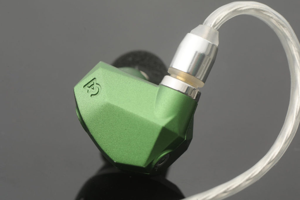 耳機殼運用了陽極氧化鋁製作，一身明亮感的翠綠色相當搶眼，延續了仙女座的獨特。