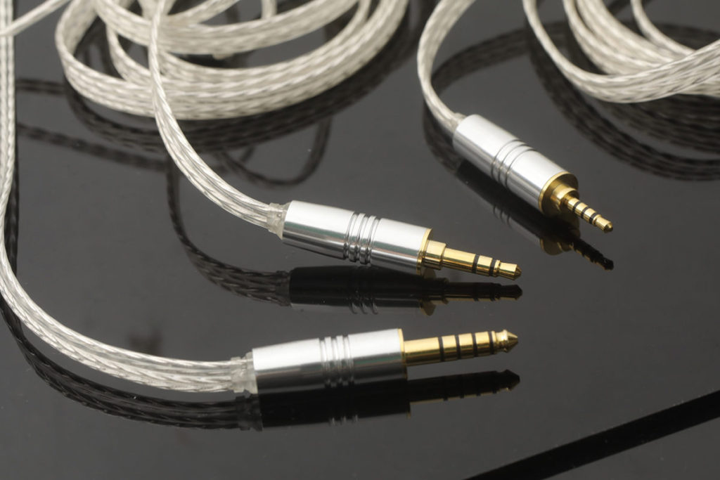 兩款耳機線材方面就配備母公司 ALO Audio 的高品質鍍銀銅 Time Stream 升級線，有齊3.5mm 、2.5mm 平衡及 4.4mm 平衡選擇，方便接駁不同器材。
