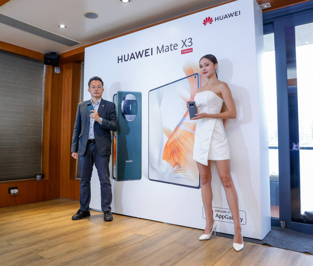 華為終端業務大中華區副總裁何鴻略指出，於 HUAWEI Mate X3 加入數十項精密技術及自研高階材料，帶來領先同業的超薄規格，媲美一般直身手機的輕巧機身，讓消費者享有更好的使用體驗。