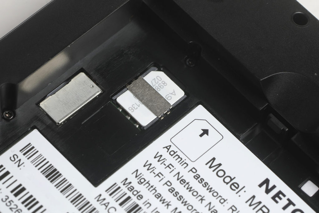 SIM卡槽收納於電池下方機身位置，為Nano SIM 規格，不需要退卡針就可安裝。