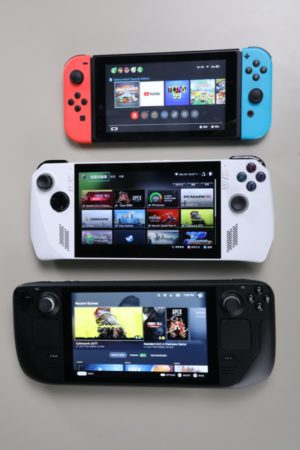 最後附一張圖片對比兩機及 Nintendo Switch 的尺寸比較。由上至下為：Nintendo Switch、ASUS ROG Ally 和 Steam Deck。