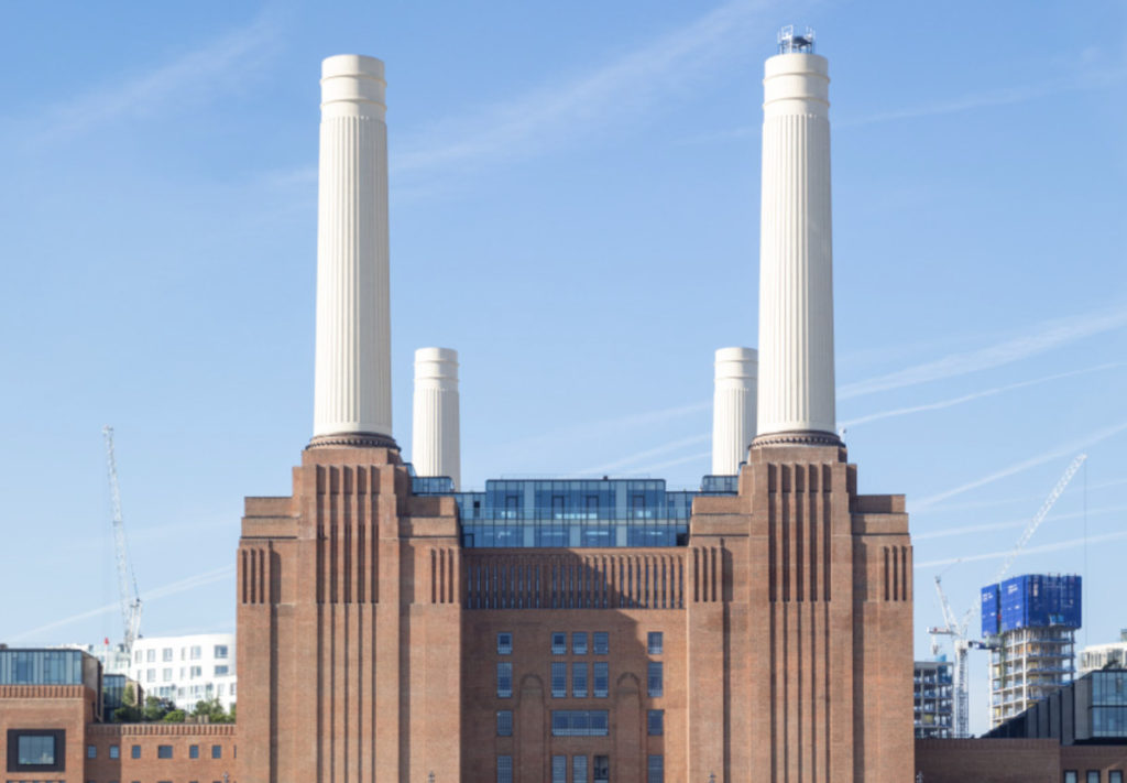 Battersea Power Station 發電廠重啟工程其中之一個重點項目，就係將發電廠西北面嘅煙囪改建成一個升降式嘅觀景台「Lift 109」，升到最頂時會離遠會見到玻璃觀景台凸咗出嚟。