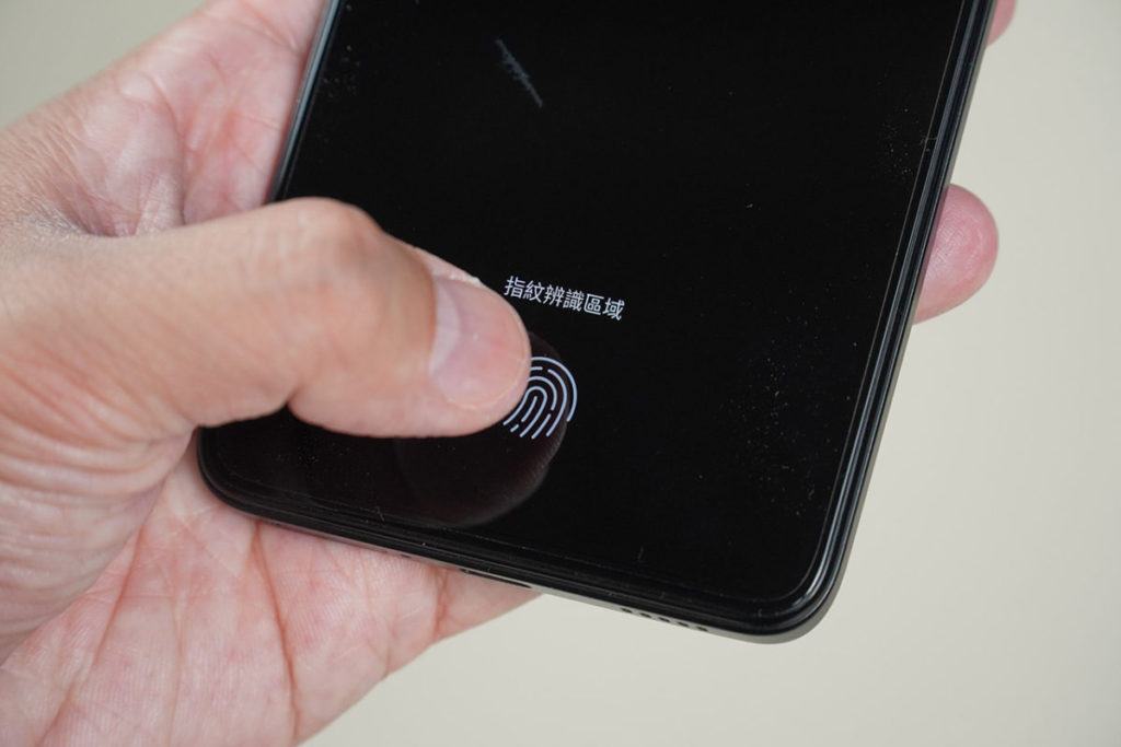 支援屏幕指紋辨識功能，是POCO 手機少見的設計。