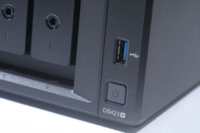 前置 USB 支援一按備份功能。