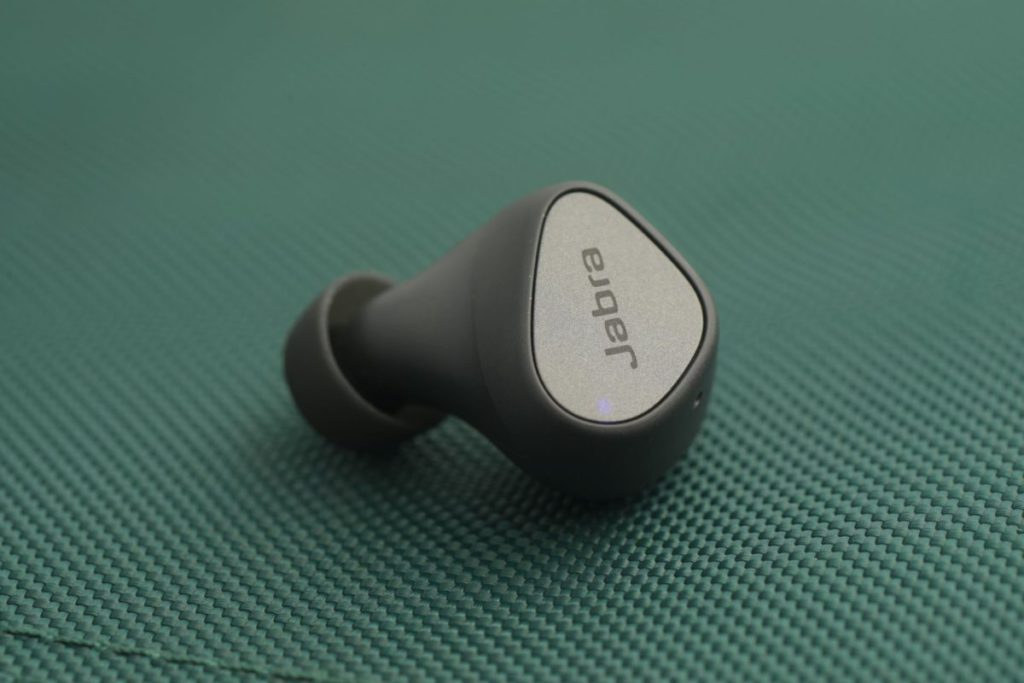 Jabra 作為知名的助聽器品牌，Jabra 的耳機出名好戴耐用