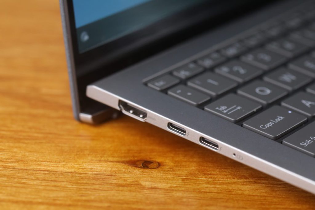 Zenbook S 13 OLED 在同類 Ultrabook 中其插口十分齊全，基本上夠用家連接滑鼠、鍵盤等設備。