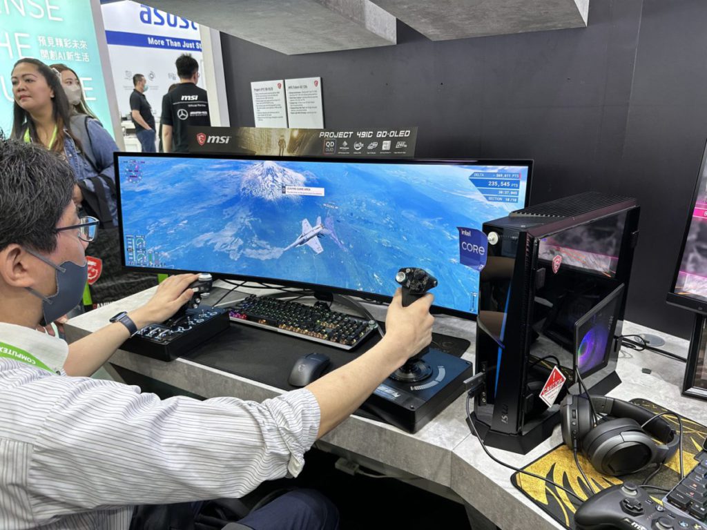 遊戲區展出仍在工程階段的超寬 OLED 顯示器