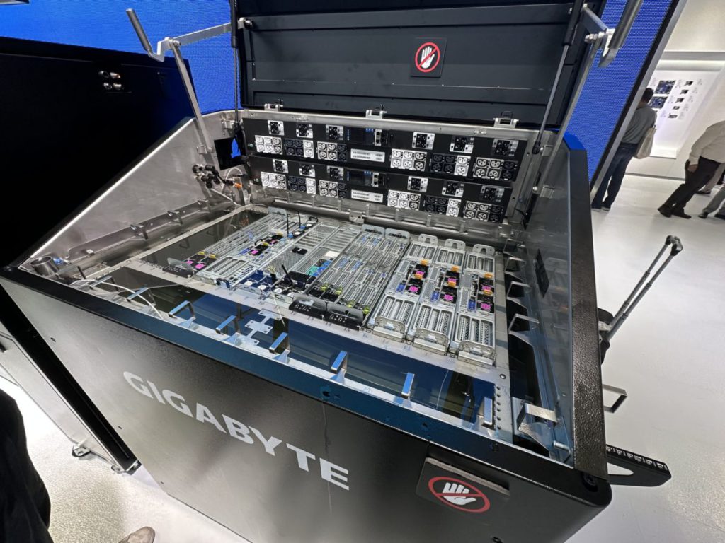 GIGABYTE 今年主力推廣伺服器產品，DIY 玩家向的 AORUS 系列未見特別新品，圖為液冷機架散熱系統。