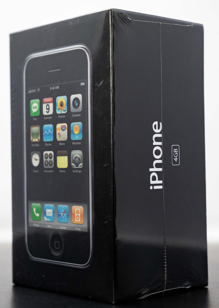 由拍賣平台提供的相片可見，該部 iPhone 維持當年原廠封膠。