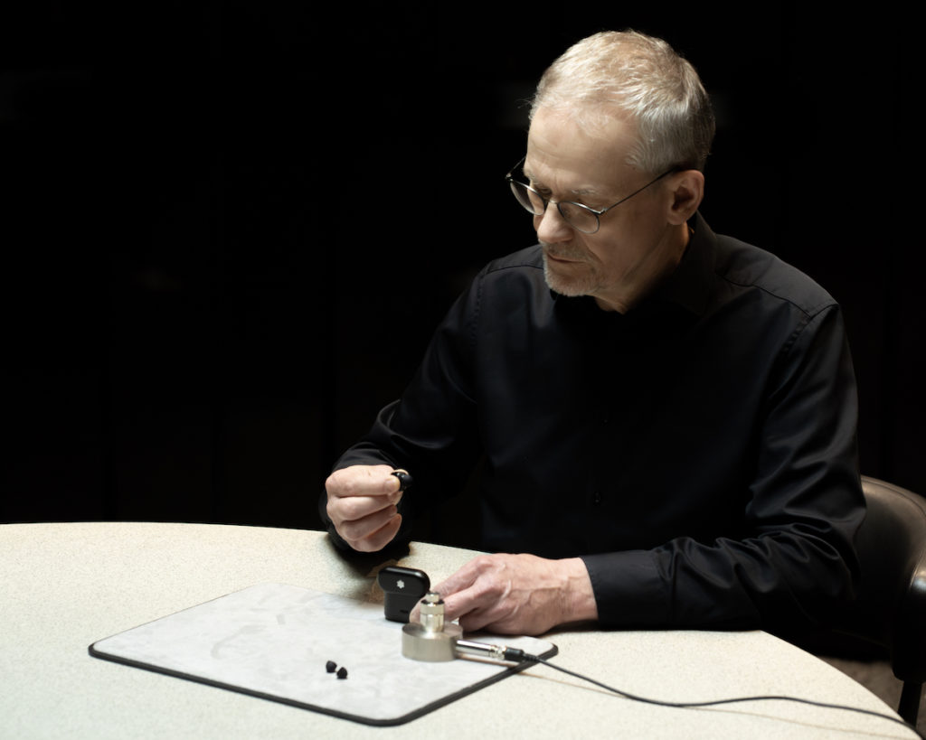 Montblanc 特別邀請著名音響工程師 Axel Grell 負責調校耳機。