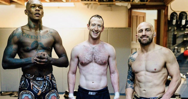 朱克伯格（中）上月展示他與 UFC 終極格鬥冠軍賽冠軍伊斯瑞爾．阿迪薩亞（左，中量級）及亞歷山大．沃爾卡諾夫斯基（右，羽量級）進行訓練。