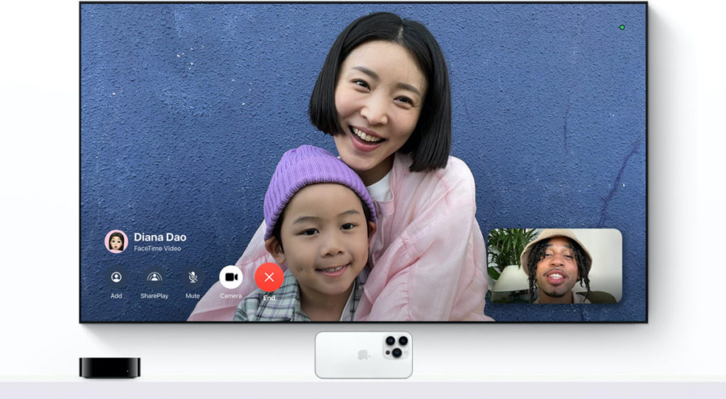透過 Apple TV 的 FaceTime App，除了可以將在手機上進行途中的視像通訊轉移到大電視去之外，還可以將 iPhone 當作 Apple TV 的鏡頭。