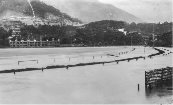 1926 年暴雨令跑馬地馬場被淹。（來源：岑智明）