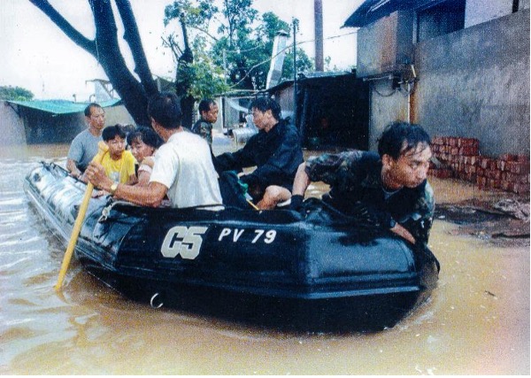 1994 年 7 月 22 日，新界北部大範圍水浸，需由警察及消防員出動橡皮艇拯救受困村民。（來源：岑智明）