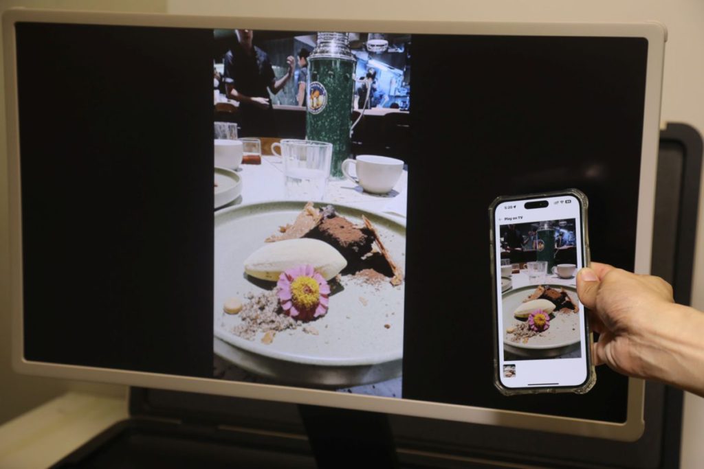 亦可以把手機上的相片投射到屏幕去播放。在開會時，就能簡單方便地向客戶進行講解。
