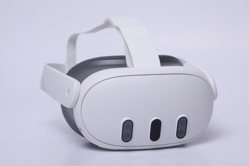 Meta Quest 2 是一體型 VR 裝置，來到 Quest 3 就定位於主流級混合實境裝置。
