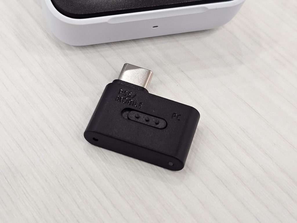 充電盒內具備 USB Adapter，令耳機可用於電腦、遊戲機或其他Android 手機上（如與 Sony XPERIA 系列手機會以 LE Audio 規格連線）。