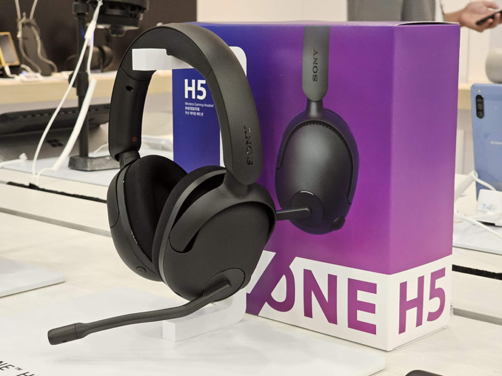 INZONE H5 與 H7 比較的話會更輕，加上維持大型耳罩設計，令耳機不會出現夾頭不適情況。耳粢採用 2.4GHz 無線規格，充滿一次電最多可使用 28 小時，同時也支援 3.5 mm連接方式。
