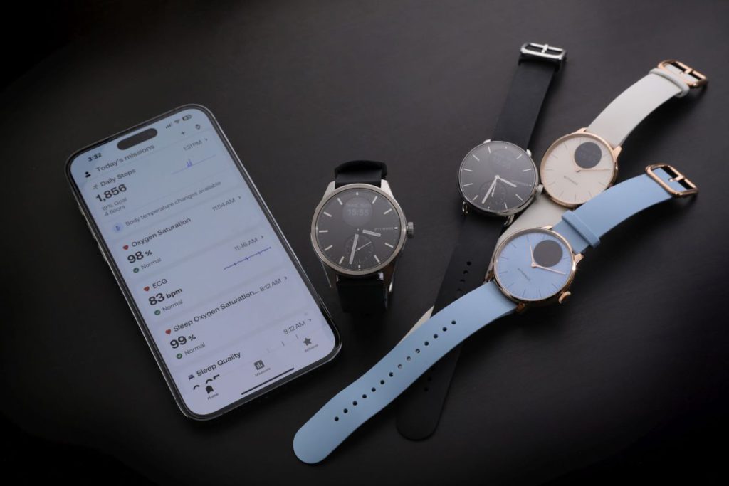來自法國的 Withings ScanWatch 採用了簡約的兩針式手錶的設計，看起來和傳統手錶沒大分別，但又兼具健康監測功能。