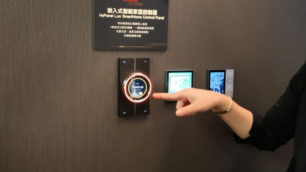 牆身亦可安裝不同的智能燈掣、控制面板，方便住戶可以透過控制面板得知包括溫度、濕度、時間等資訊，更可以用來計時