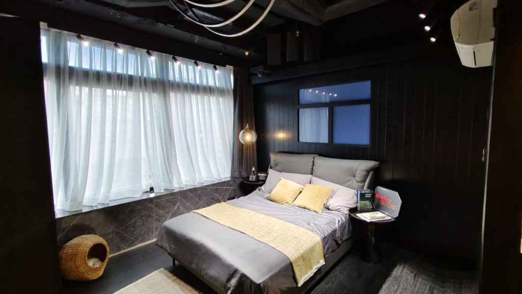睡房加入電動窗簾、智能燈光及感應燈