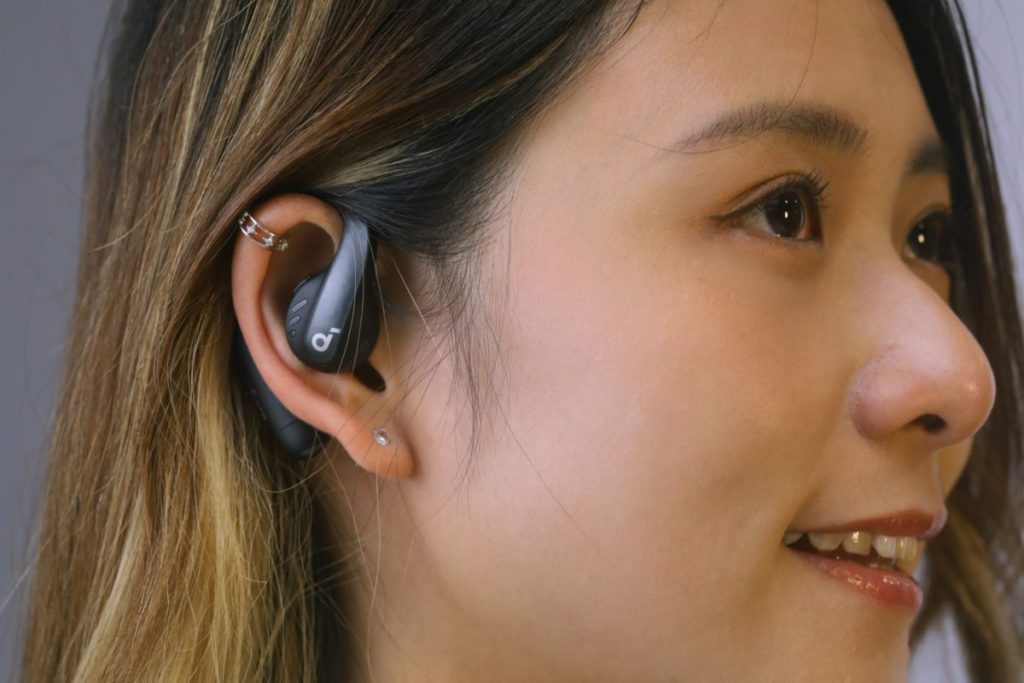 耳機只覆蓋耳孔上半部分，官方指，有關的設計能減低封閉感與壓力感，加上耳機表面使用彈性柔軟材料，即使長時間配戴也很舒適。