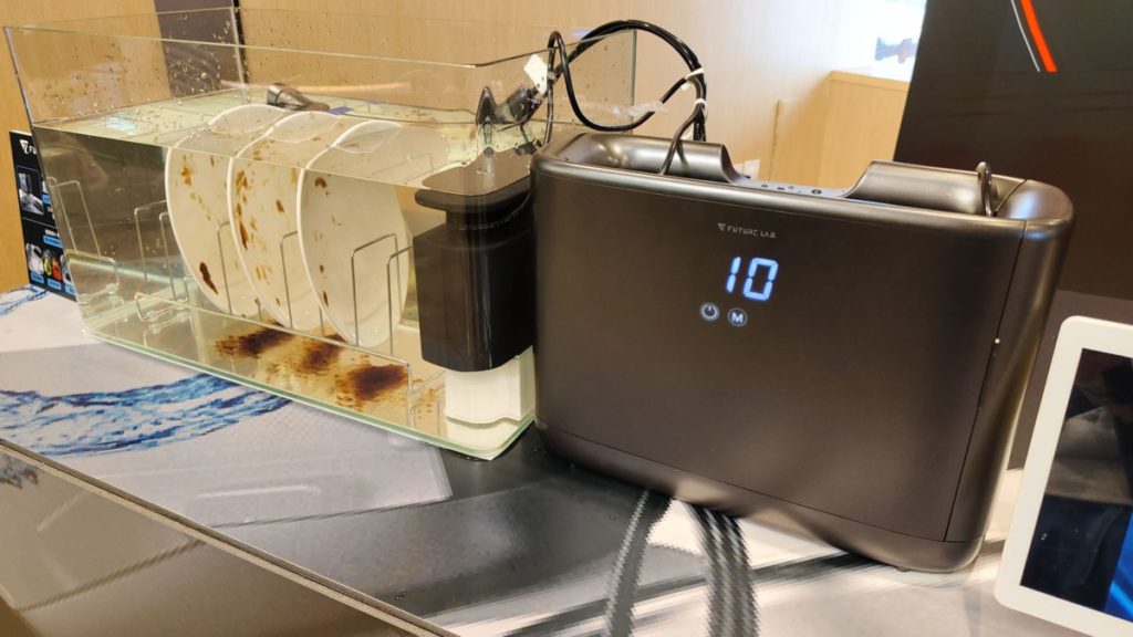 ShineJet 脈衝洗碗機原理是利用超聲波製造出大量納米氣泡，將依附在碗碟上的油污帶走，過程中不用加任何清潔劑，也能達到清潔的效果。