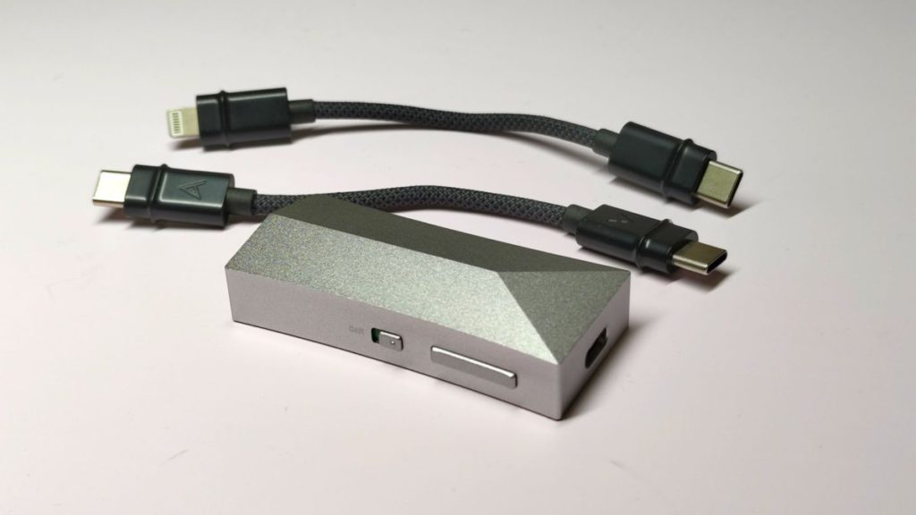 採用了可拆卸的 USB 線，並附設 USB Type-C、Lightning 兩種規格