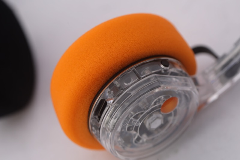 透明耳機殼配合隨機附送的黑及橙色兩對耳墊，色彩襯托更鮮明型格。